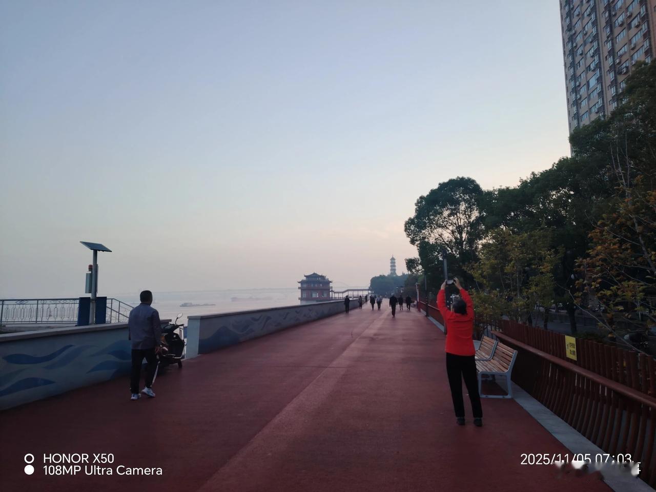 冬日生活打卡季冬日长江岸边晨练