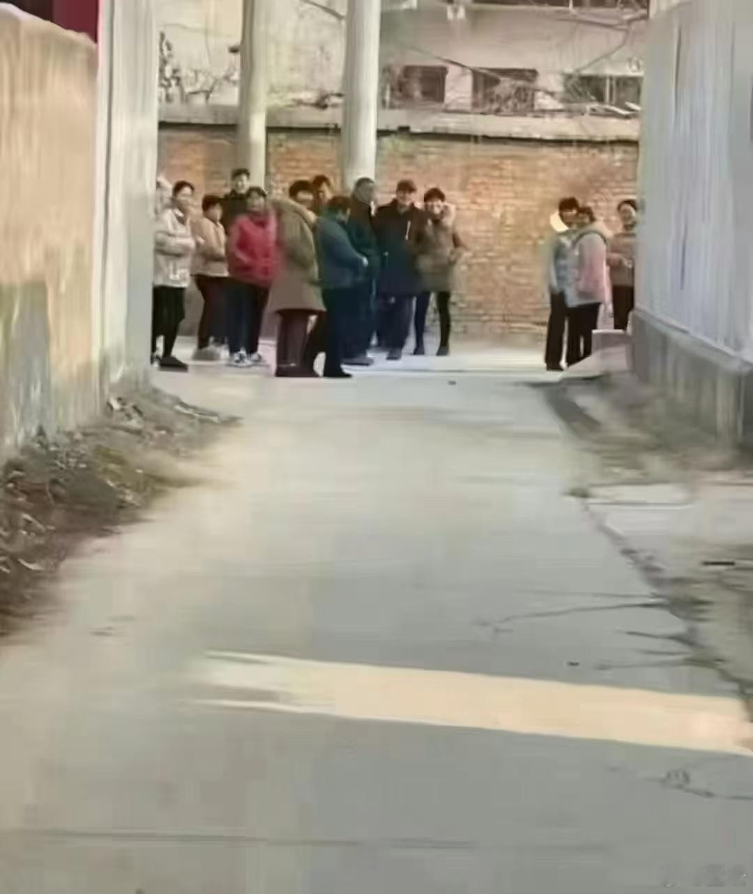 下个月，全村人👭都在村口盯着你回家[让我看看] 