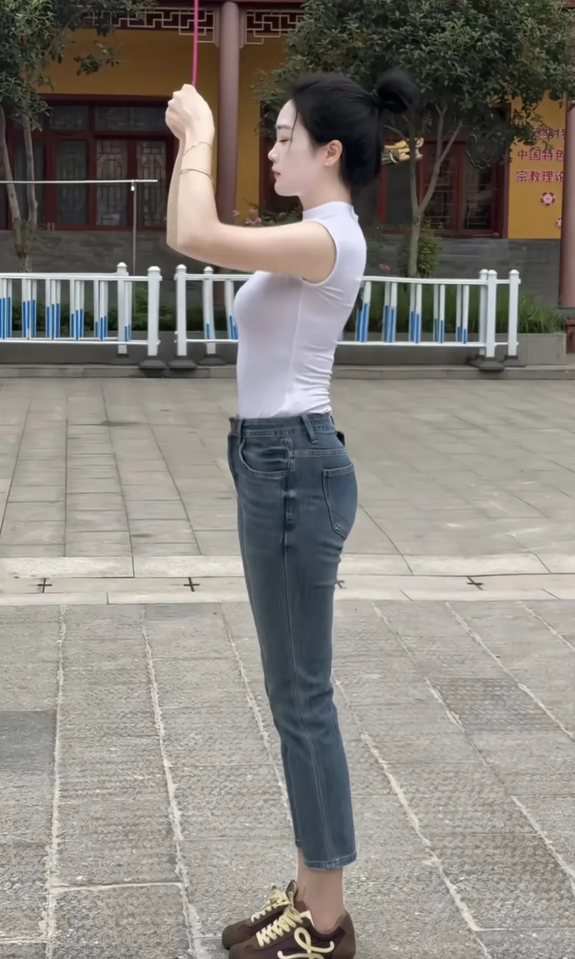 我举高香敬神明 ，原神明偏爱，一切从欢牛仔裤穿搭