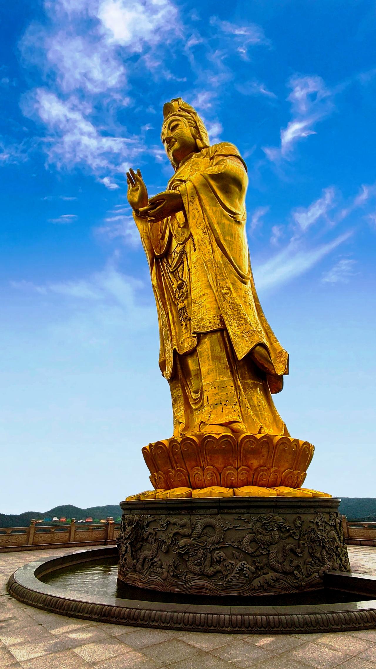 传说在明万历十三年，山民戴仁学朝圣归来，见山中祥光闪烁，还梦到观音菩萨指点，在山
