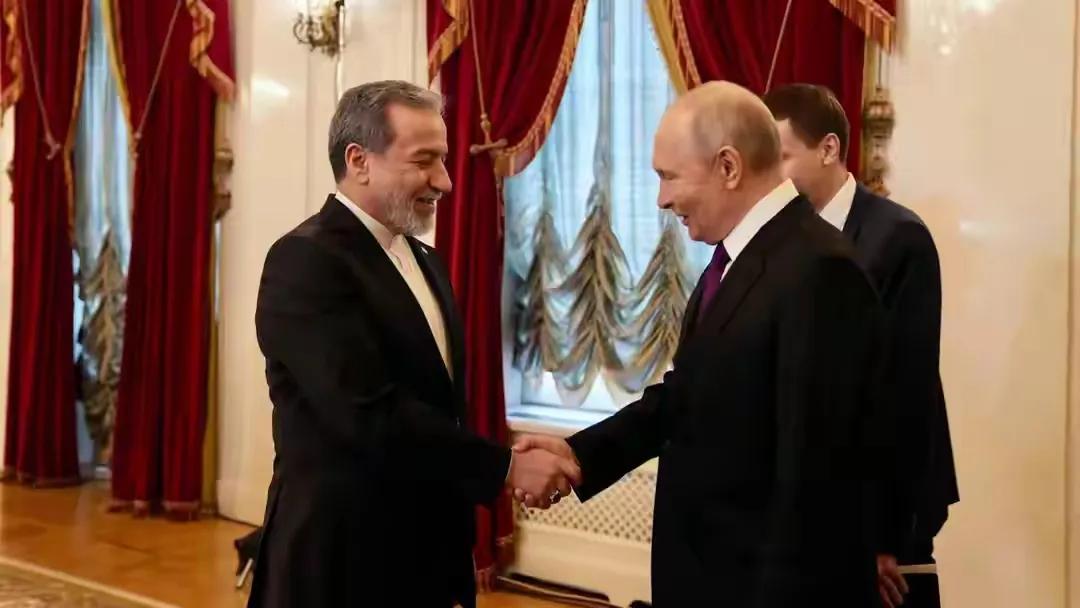 伊朗外长阿拉格齐在结束了对巴基斯坦、阿曼的访问后，风尘仆仆地赶到俄罗斯圣彼得堡，