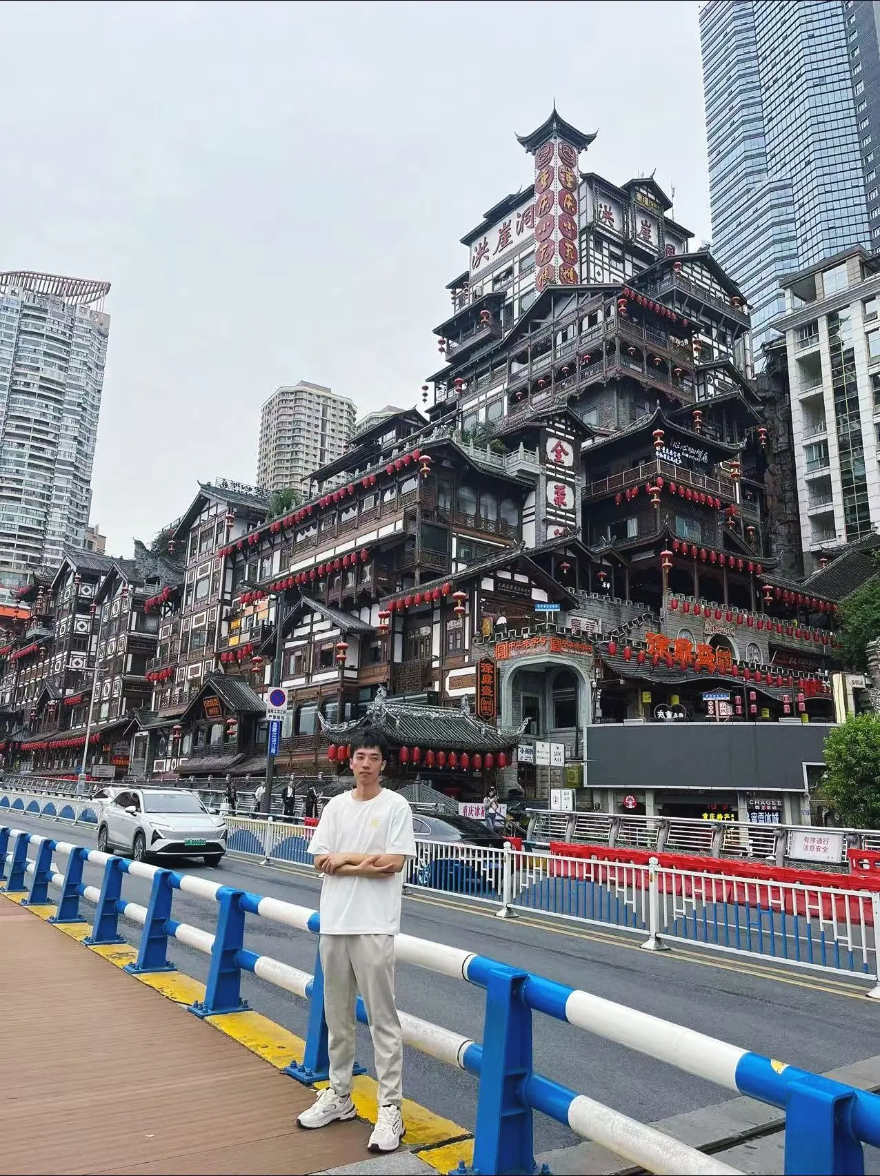重庆洪崖洞。Chongqing "勒是雾都"