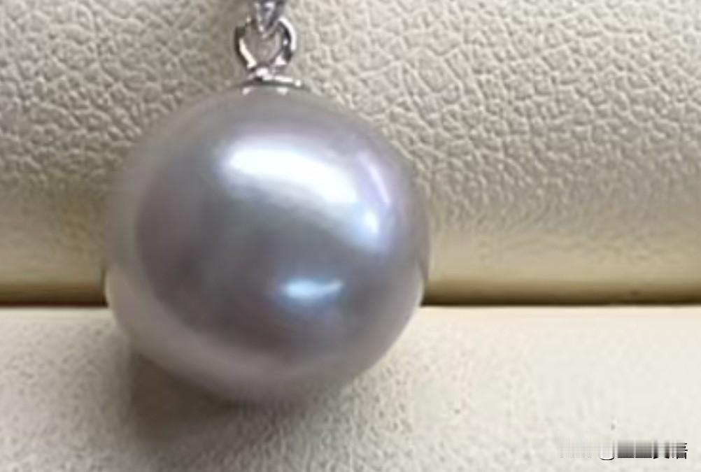 关于普通女人的首饰，我觉得最理想的状态是拥有以下几种：

1.35克素圈金手镯一