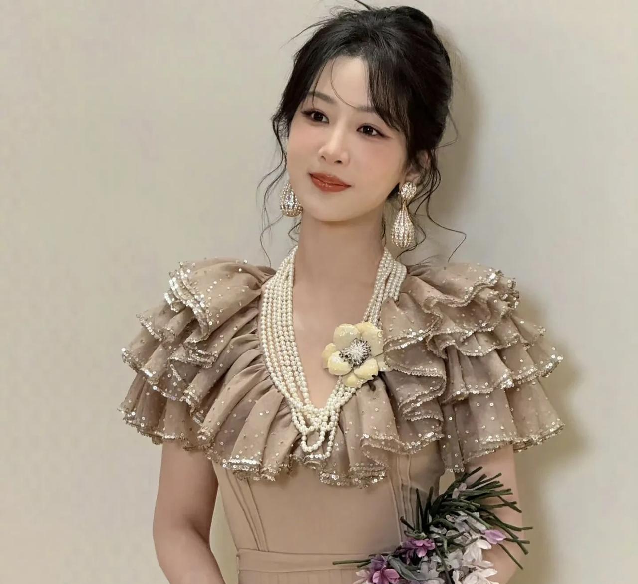 凌晨三点，上海恒隆广场的灯牌全为她亮起。
一边是国际大牌排着队递上橄榄枝，一边是