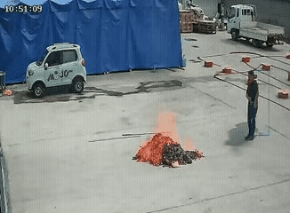 你烧的钱，那边能收到？
其实不用故弄玄虚，这种情况烧过纸的人基本都遇到过，我不信