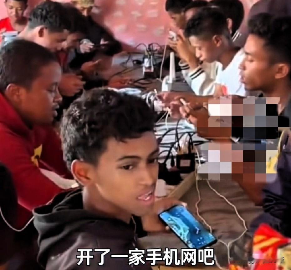 “这头脑简直无敌了！” 据悉，一位中国大哥跑到非洲，马达加斯加，去开手机网吧，桌