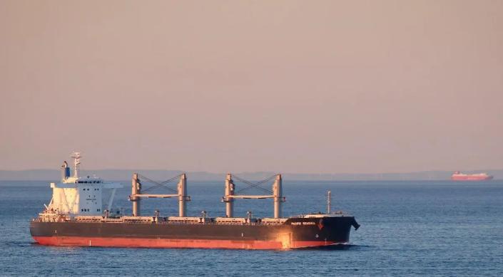 中方两艘油轮被拒绝通行后，全球各国等着看北京反应，伊朗突然改主意了！3月31日上