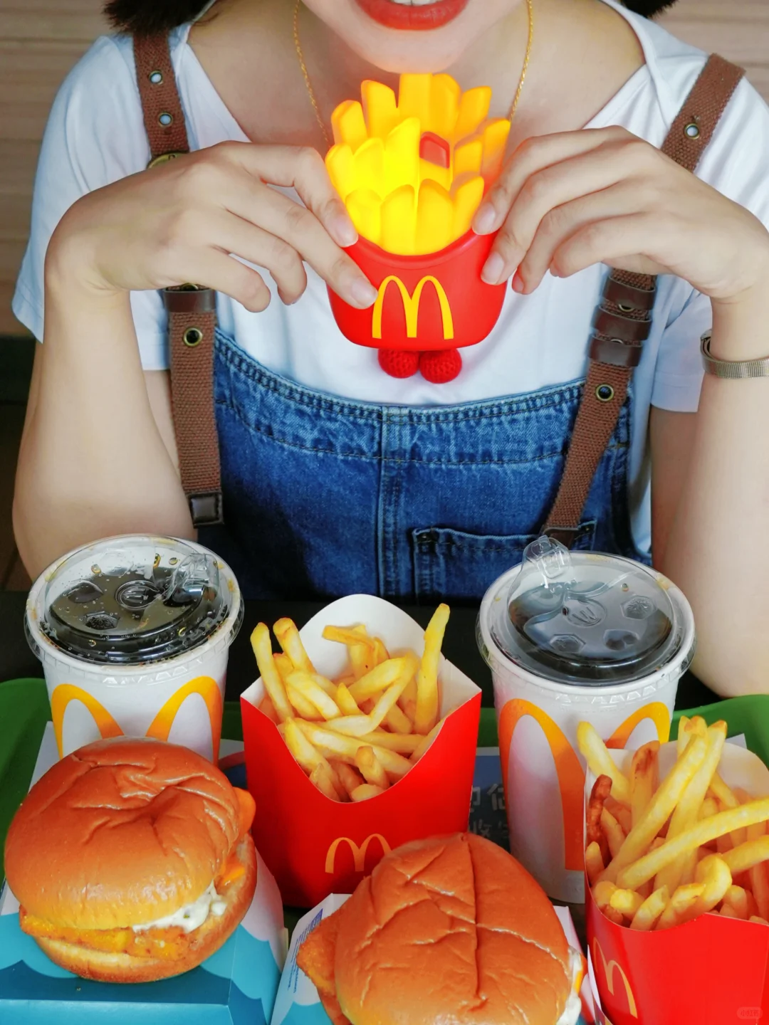 来麦当劳‼️2元请同事吃午餐‼️还有薯条灯🍟