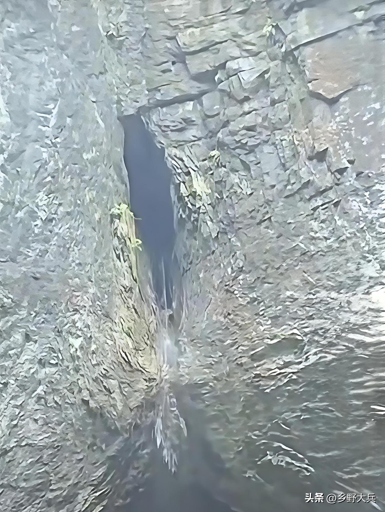 深山里发现一个天然石洞，一年四季源源不断有山泉水从洞里流出，历经了万年不变，形成