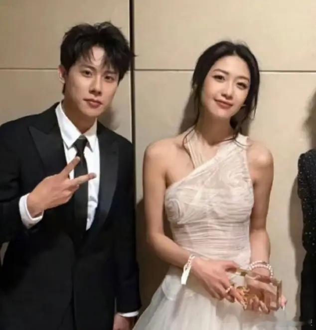 国民嫂子真的引爆娱乐圈了现在八卦娱记也凑热闹把上个月拍到的向涵之和周奇的视频给放