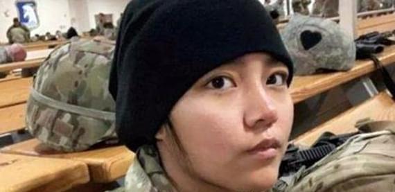 2019年，一叛国女孩在美国就混不下去了，想要回国，却发现自己被禁止入境....