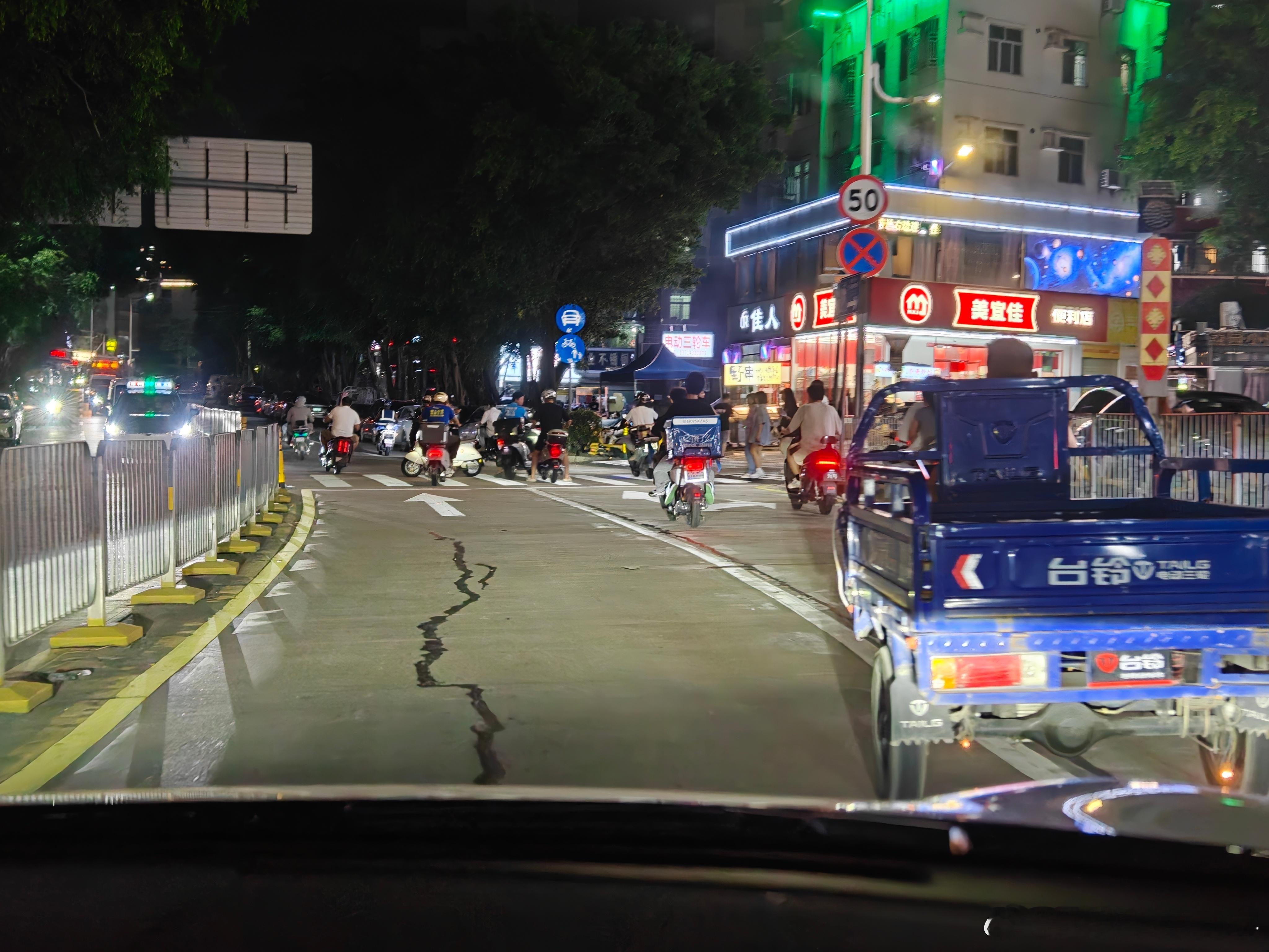就说开车遇到这么多 在路中间乱穿的小电驴，你怕不怕[允悲][允悲] ​​​