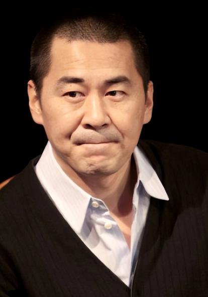 陈建斌调侃秦海璐丈夫长相不好看，秦海璐没尴尬敷衍，当场直接回怼。“我老公是丑，可