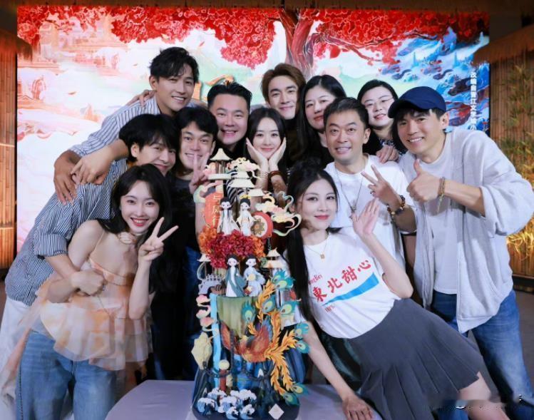 好家伙！本来是冲着赵丽颖、林更新在期待《与凤行》的庆功宴，结果却看到了徐海乔和宣