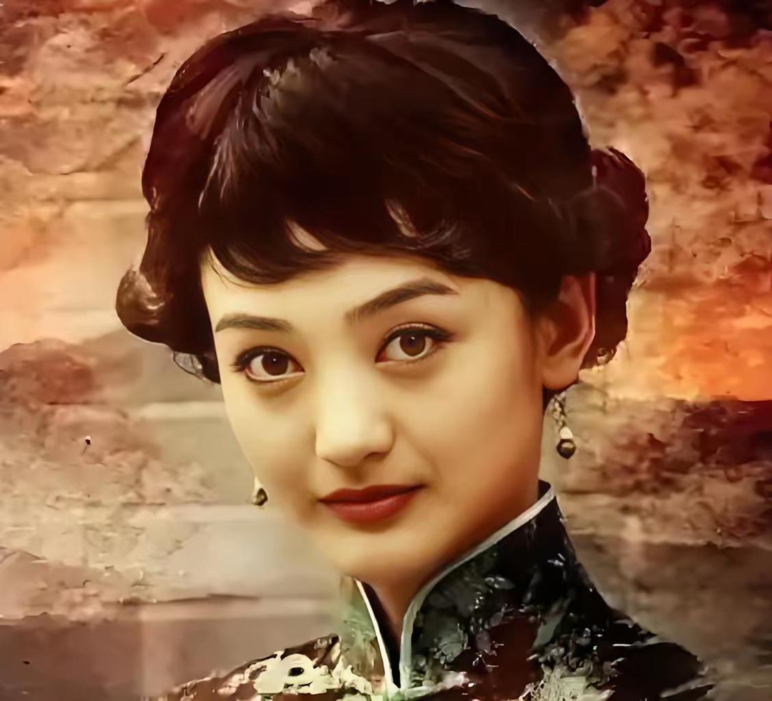 《潜伏》还记得潜伏里余则成的第三任女人穆晚秋吗？这姑娘真的是太漂亮了，你说她到底