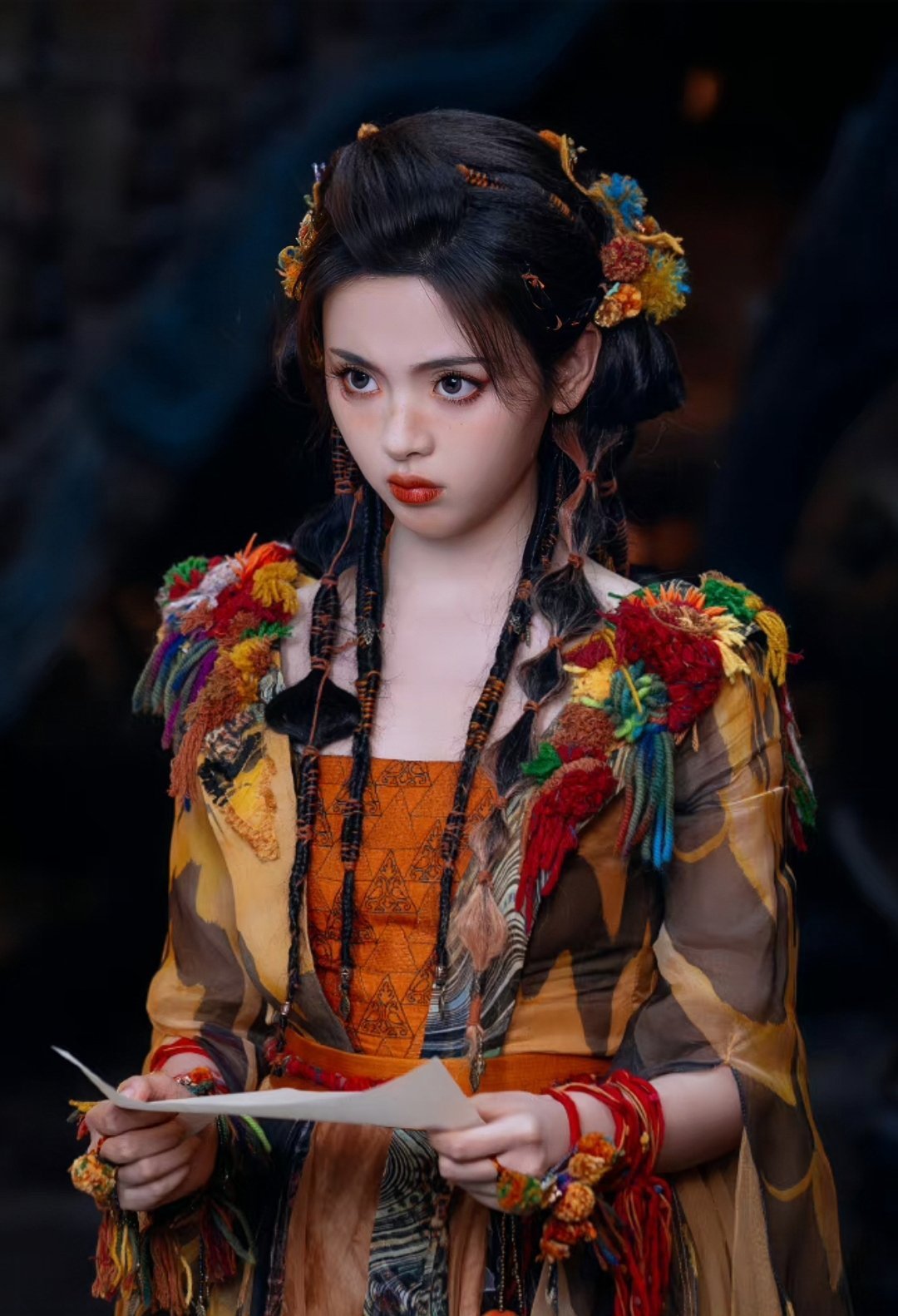 #杨超越[超话]#ycy#杨超越七时吉祥# ycy#杨超越祥云# “灯光漫延在黑