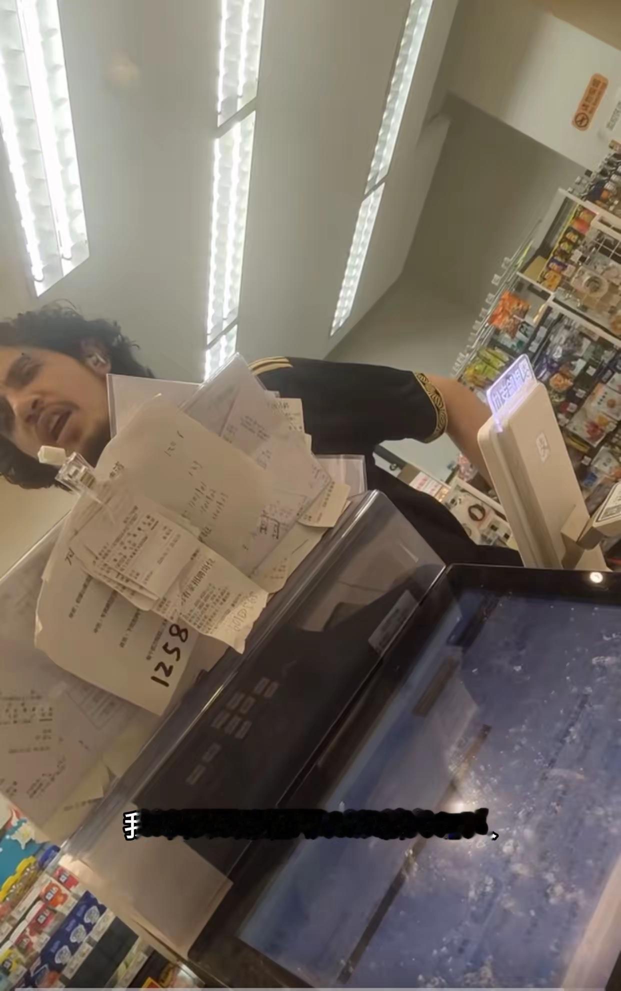 湖北，5月26日一位网友分享，店里来了一名外国男子买东西，但外国人不付钱！而当他