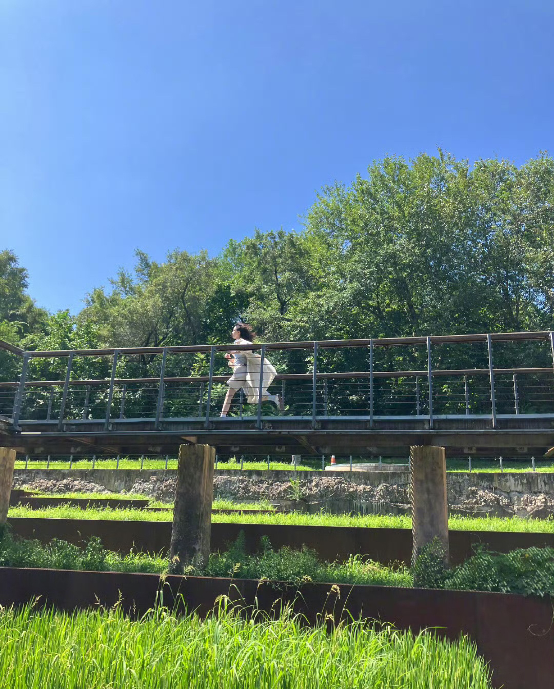 陈都灵阳光下奔跑路透来喽，阳光下奔跑的余九琪如此明媚有生命力 ～☀️ 