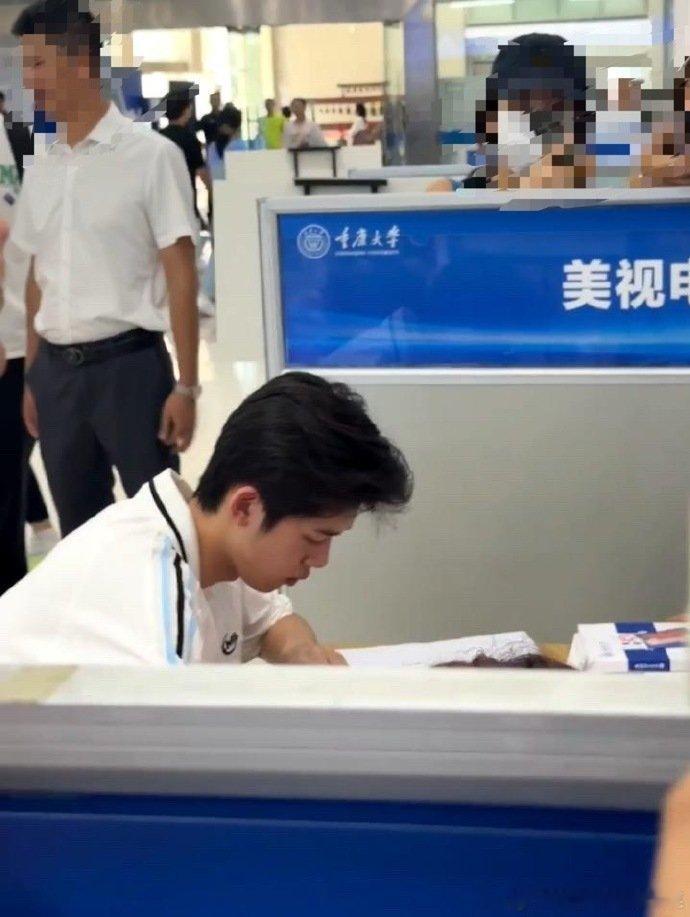 官俊臣今日重庆大学开学报到官俊臣今日重大开学报到 大官人开学了 ​​​