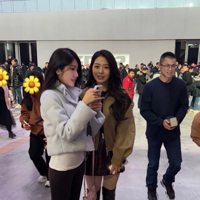 陈震老婆温柔贤惠，还很爱他，网友万万没想到！
陈震被封很正常，但是让人意外的是，