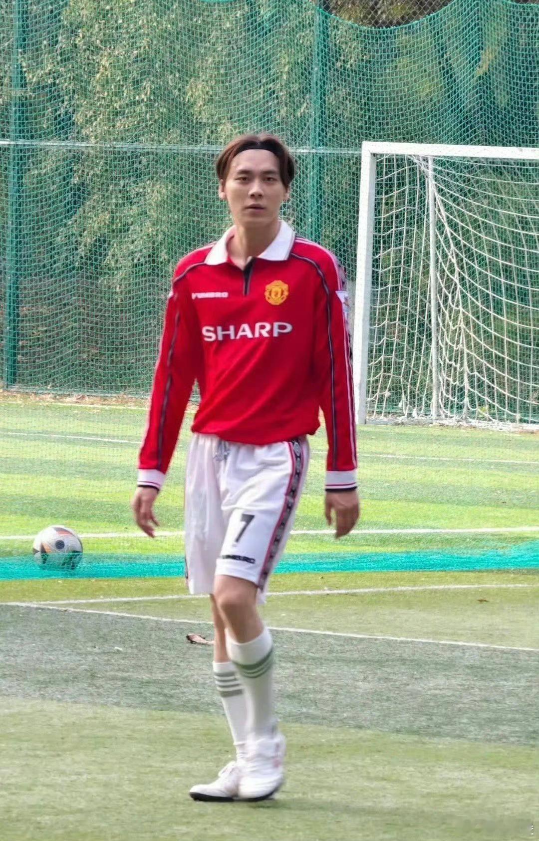 有人偶遇李易峰踢足球 这个状态怎么样？ ​​​