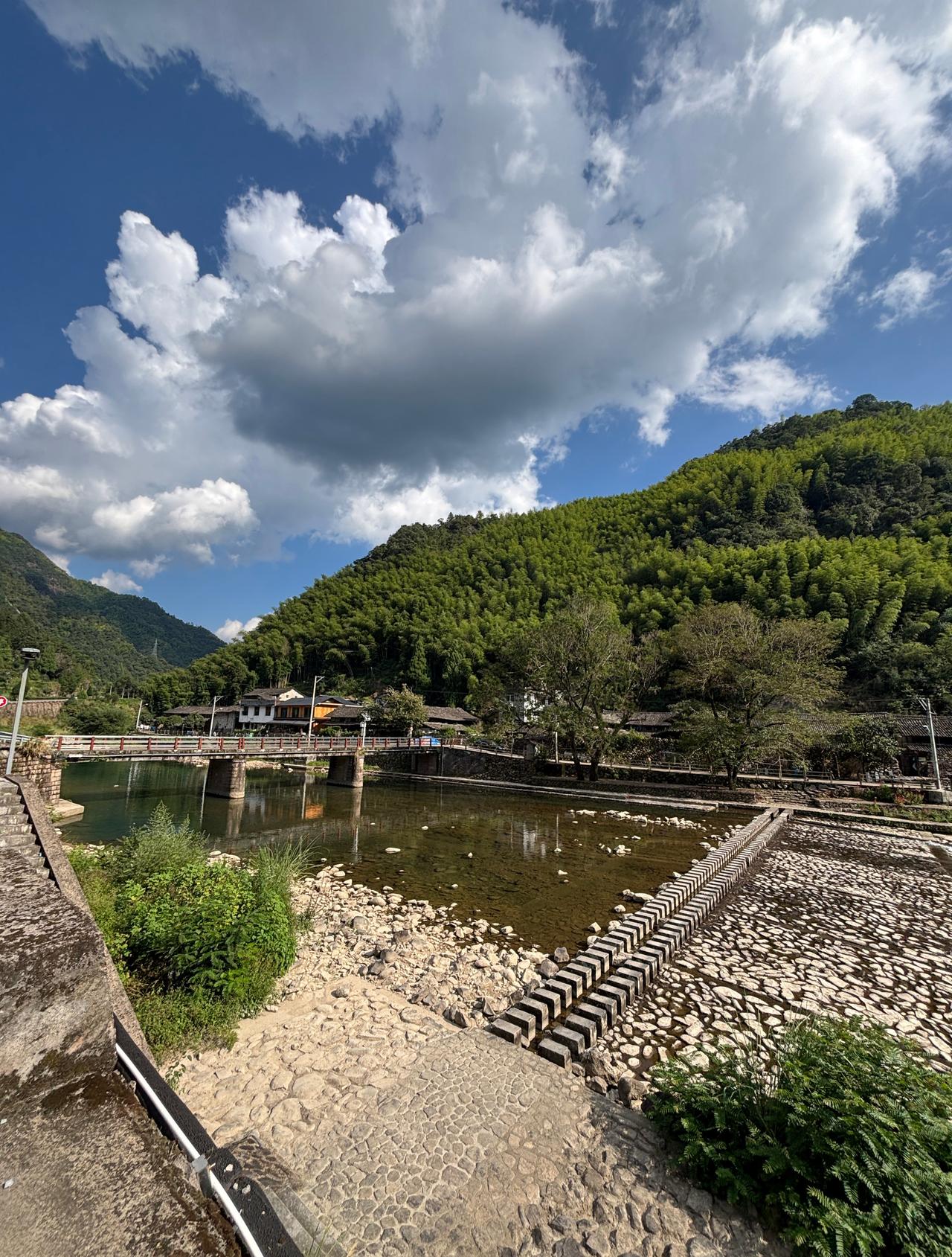 雁楠公路的旅程虽短，它没有高速公路的呼啸而过，却能让你随时停下，与山间的清风、溪