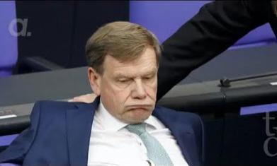 就这位，在中国因为没人愿意见他，而不得不取消访华行程的德国外长，还找补上了——“