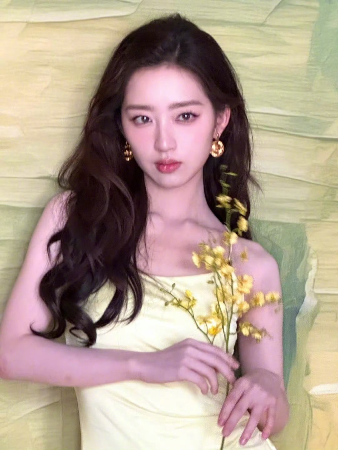 邓恩熙漂亮的发光了邓恩熙妹妹活动状态绝佳灵动又大方，生图颜值在线，满是青春元气，