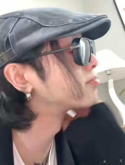 华晨宇，看看你的这缕头发，你到底是男还是女？