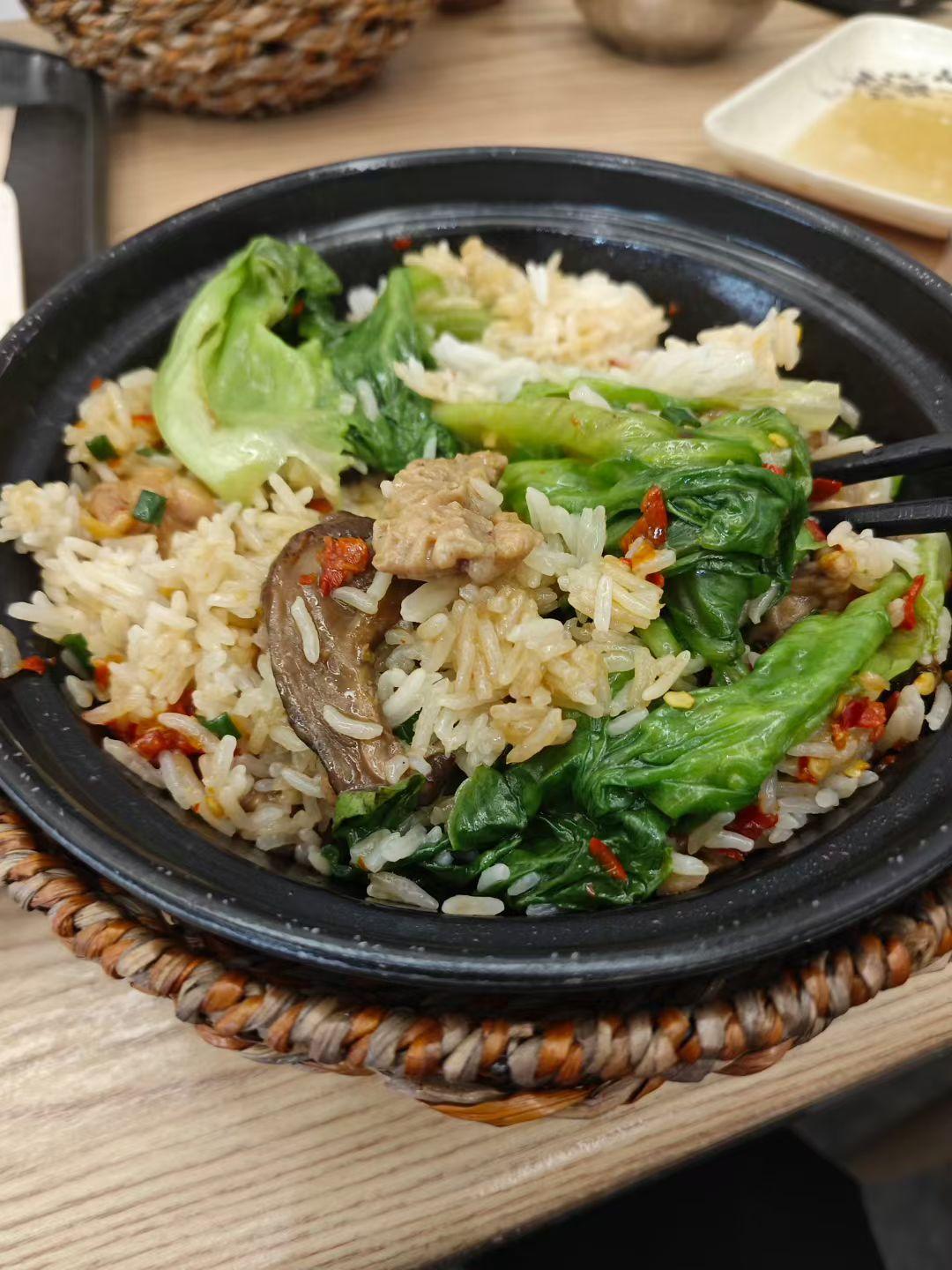 我超爱广州美食，尤其是正宗的广州煲仔饭！那味道，清淡又好吃，简直是味蕾的盛宴。