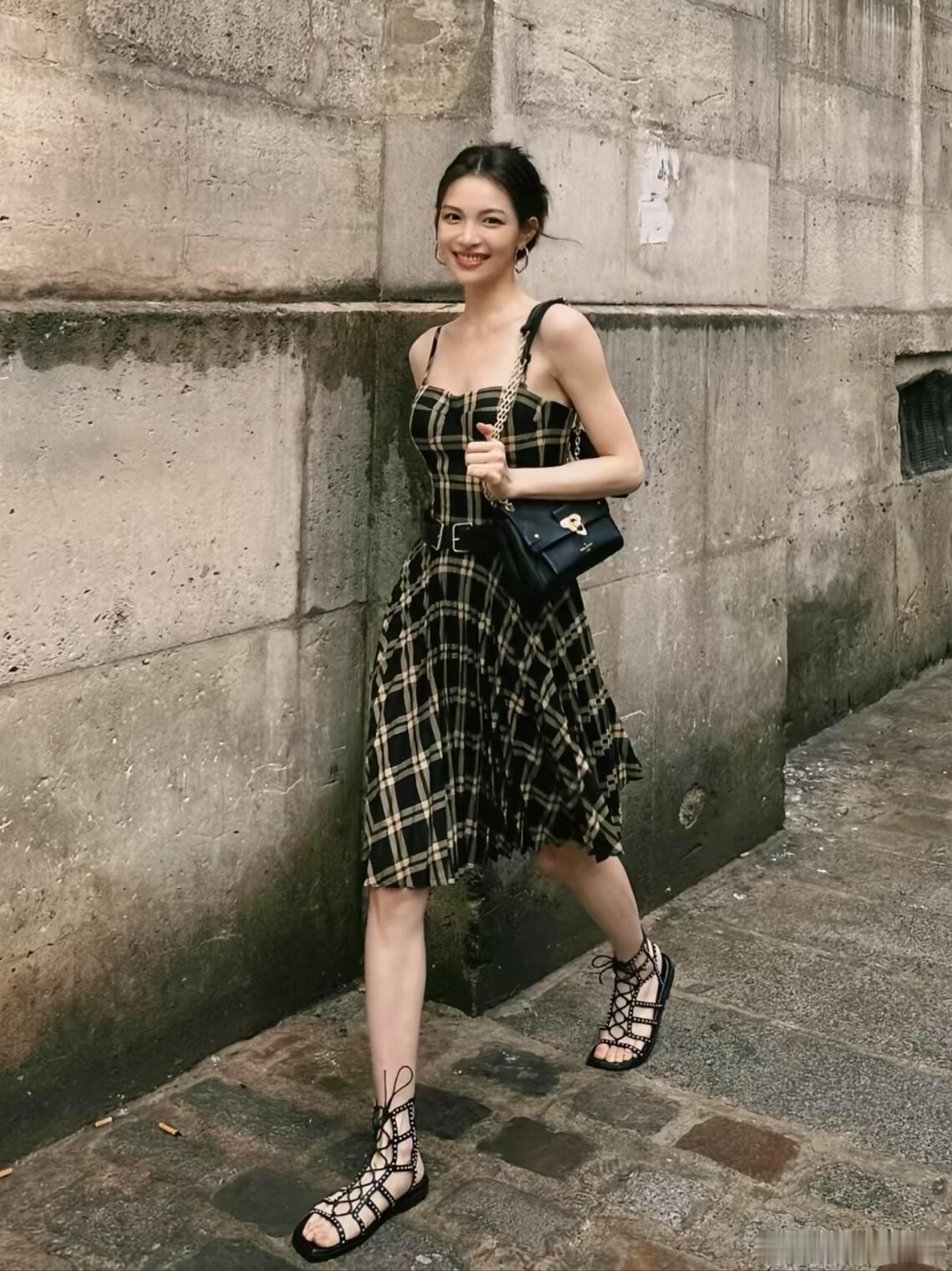 钟楚曦镜面随拍自在感钟楚曦的松弛感真的无敌了💫镜头落在镜面之中，钟楚曦放松不紧
