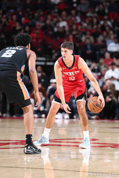 本赛季谢泼德首发的9场比赛：▪️16.0分▪️4.2篮板▪️4.9助攻▪️2.4