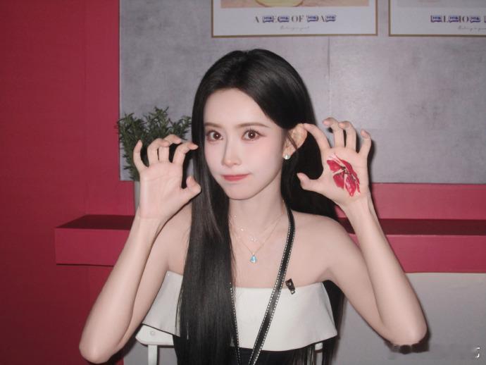 孟子义美得我见犹怜  这次是黑长直孟子义，真的是太漂亮了，简直就是美的我见犹怜呀