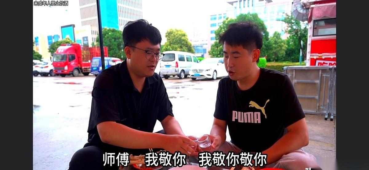 刚拜师没几天，推子就直接往老吴头上怼了。
说实话，看到老吴那颗被当成“试验田”的