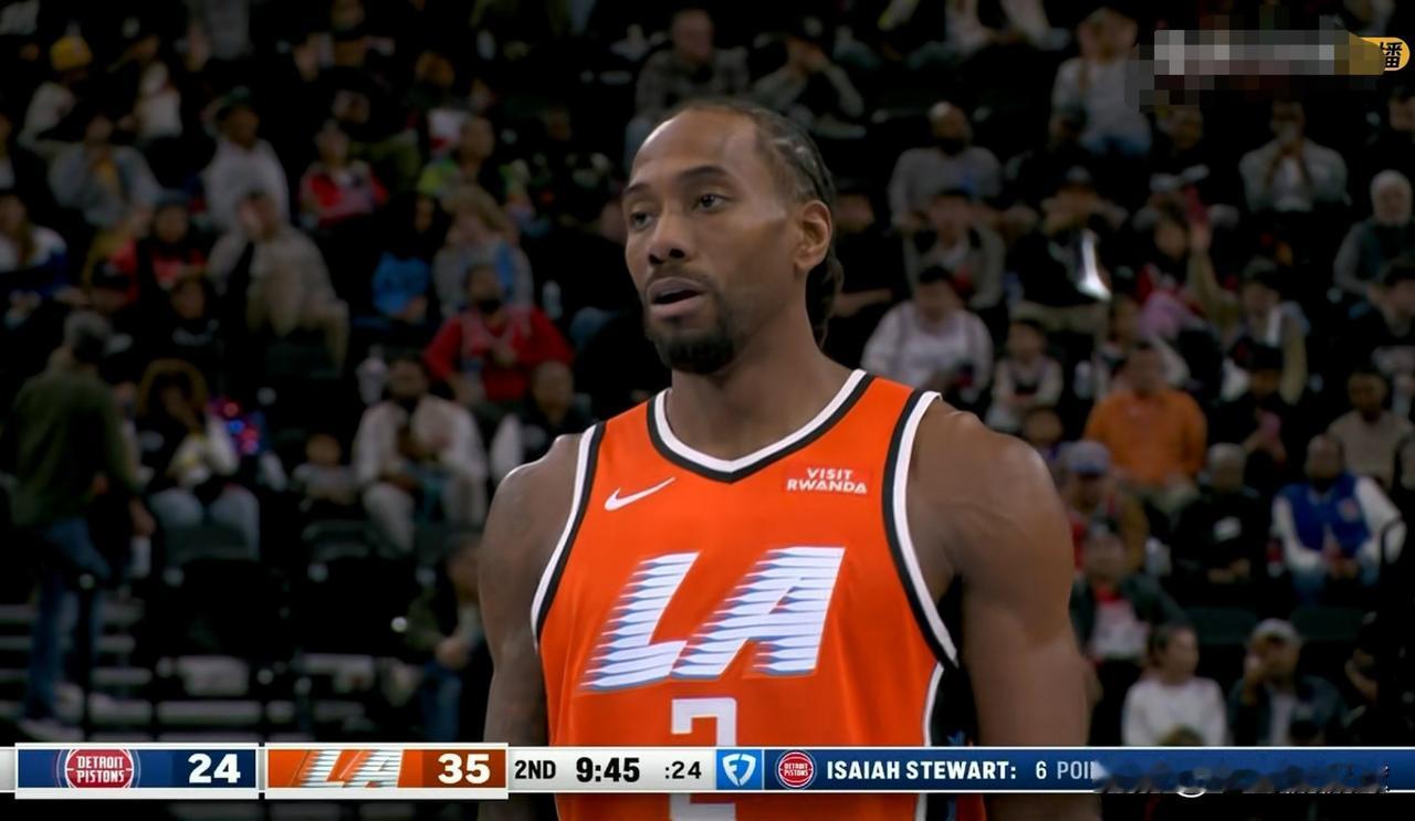 快船当家球星伦纳德真是太不爱惜自己的身体了！在今天快船主场迎战活塞的比赛中，目前