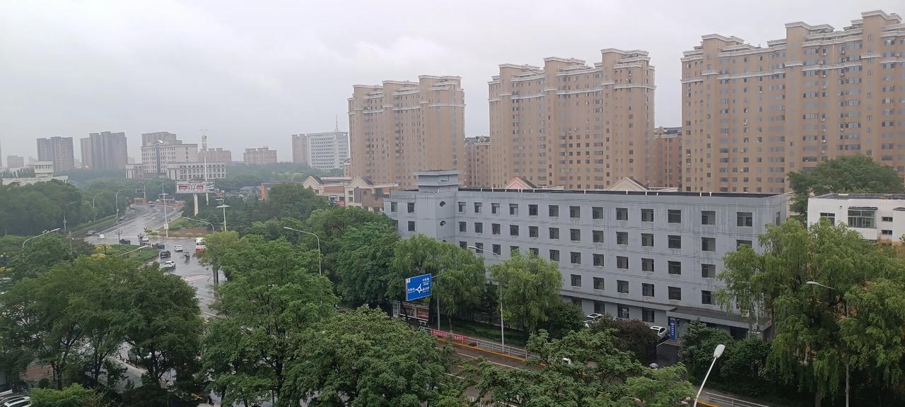 雨季说来就来了
凌晨就开始电闪雷鸣
这是我今年听到的最大雷声
看到的最强闪电
但