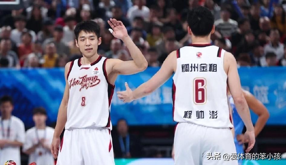 CBA联赛的赛场上，青岛崂山啤酒和浙江稠州金租的比赛打出了悬念和精彩，也打出了两