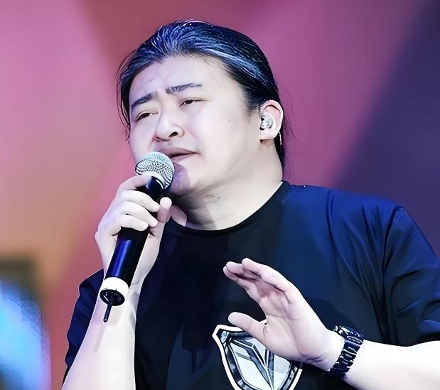 刘欢六十出头就倒下了，学医的朋友说，股骨头坏死，听着不是癌，可比癌还磨人。十七年