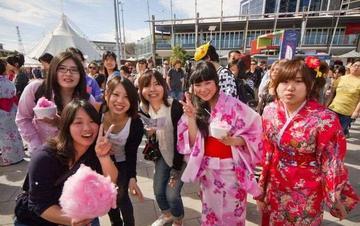 有个日本人曾在推特上说：“我想问问中国人，明明讨厌日本，却为什么还来日本旅游？你