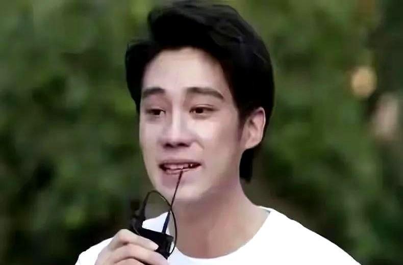 中戏毕业，因为一口乱牙被选中。
最新一部现实主义网剧选角，导演组刷掉了一沓精致偶