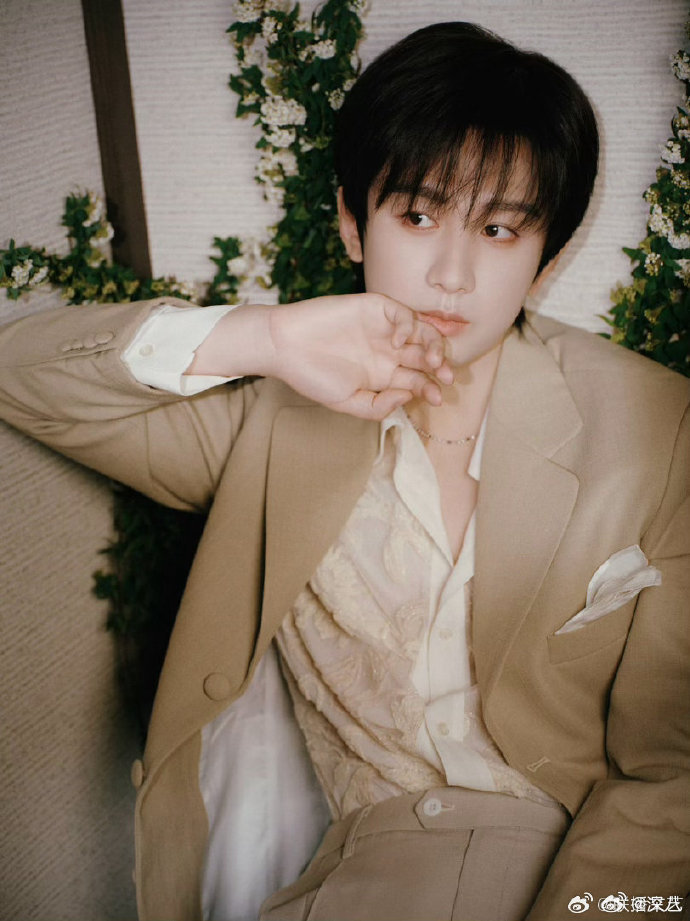 成毅启新章循光往成毅启新章 成毅启新章，这个造型太蛊了吧 