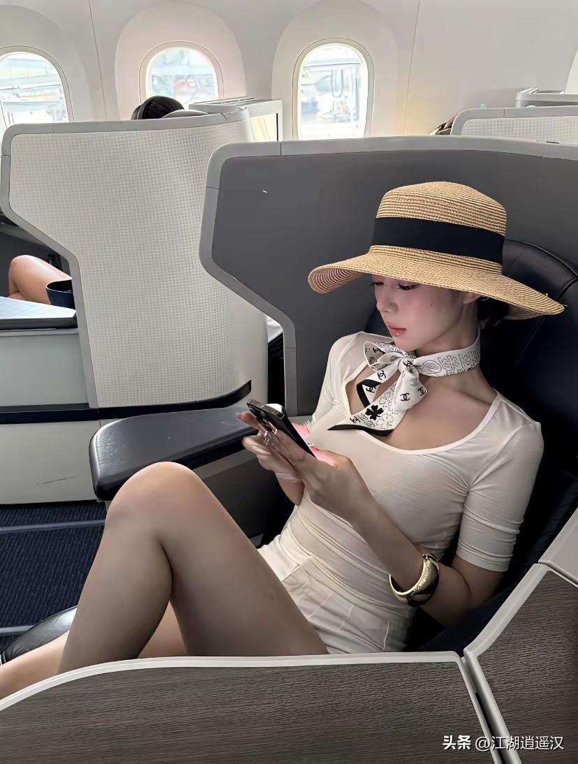 优雅旅行穿搭，头戴草帽，享受机舱时光[星星眼] 旅游度假风穿搭 草帽穿搭