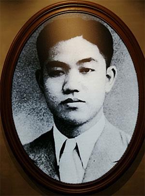 2001年，上海市档案馆市方志办内突然爆发一阵哭声，一名女同志对着手中的资料嚎啕