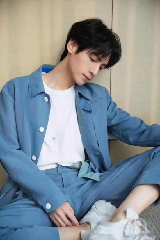 罗云熙上海活动造型4月20日罗云熙亮相上海活动，期待他的全新红毯造型，清冷贵气感