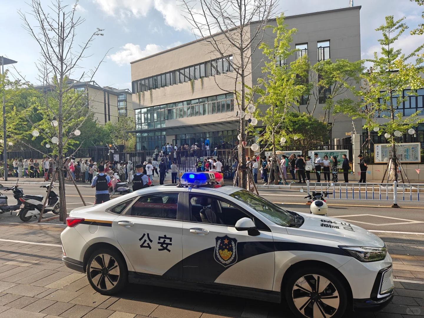 昆明的幼儿园放学是不是都有警察值班？