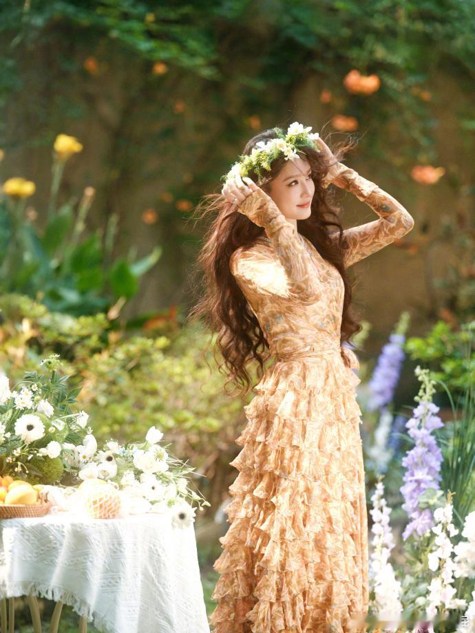 李沁繁花公主裙李沁生日繁花大片 繁花公主裙太美了，生日大片好仙 ​​​
