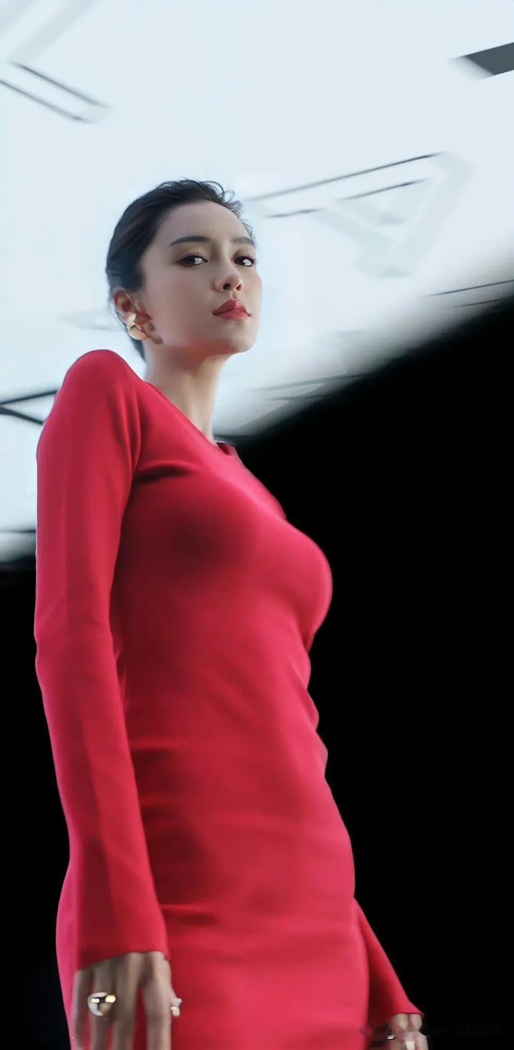 杨颖红衣立，风姿绰约间，宛若画中仙