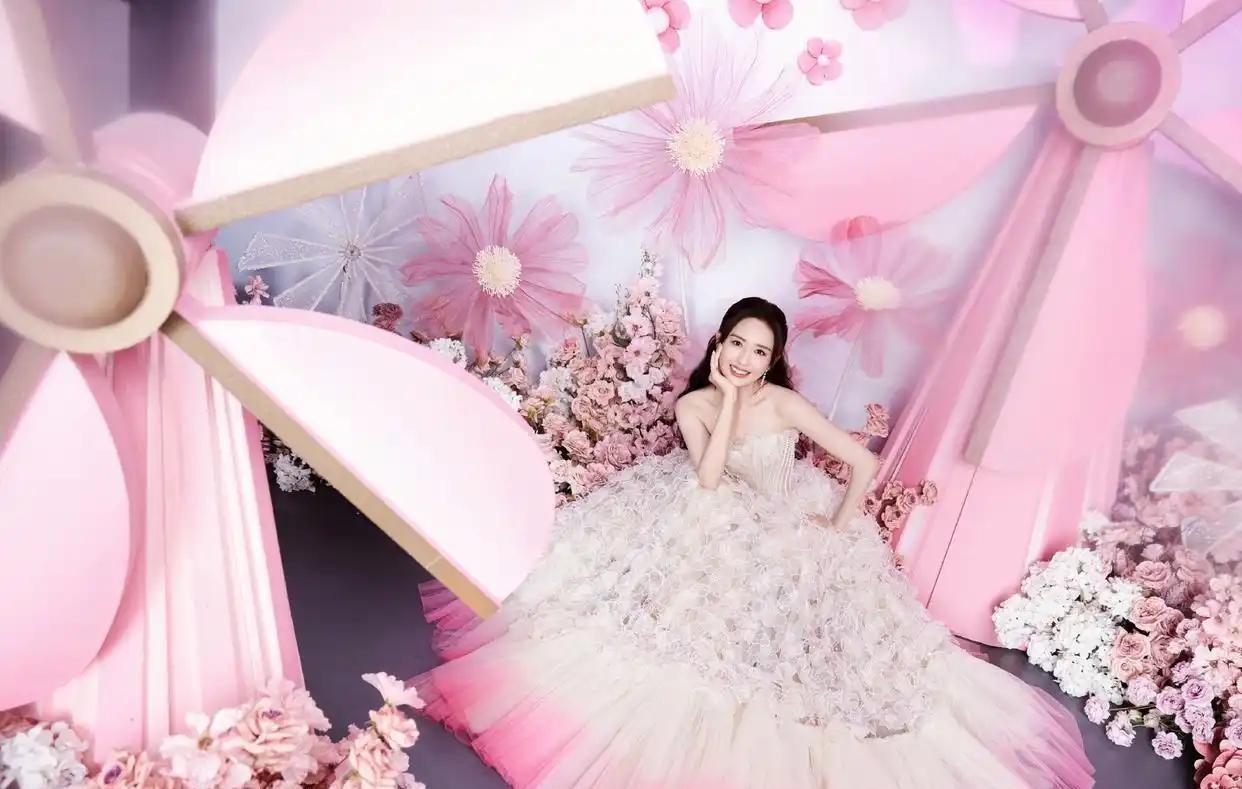 佟丽娅公主裙生日大片少女感爆棚，灵动甜美太惊艳！
