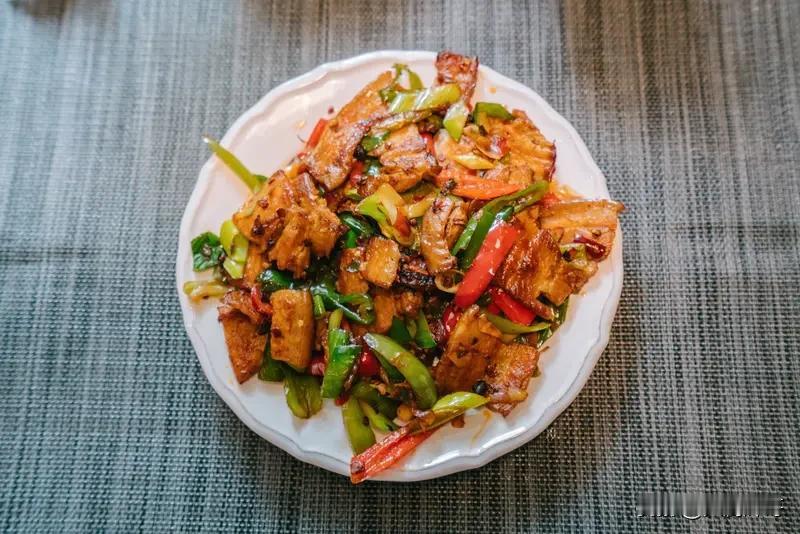 做川菜回锅肉，以前在北京家常菜馆都是用五花肉，没有选择二刀肉。一来五花肉煮熟后可
