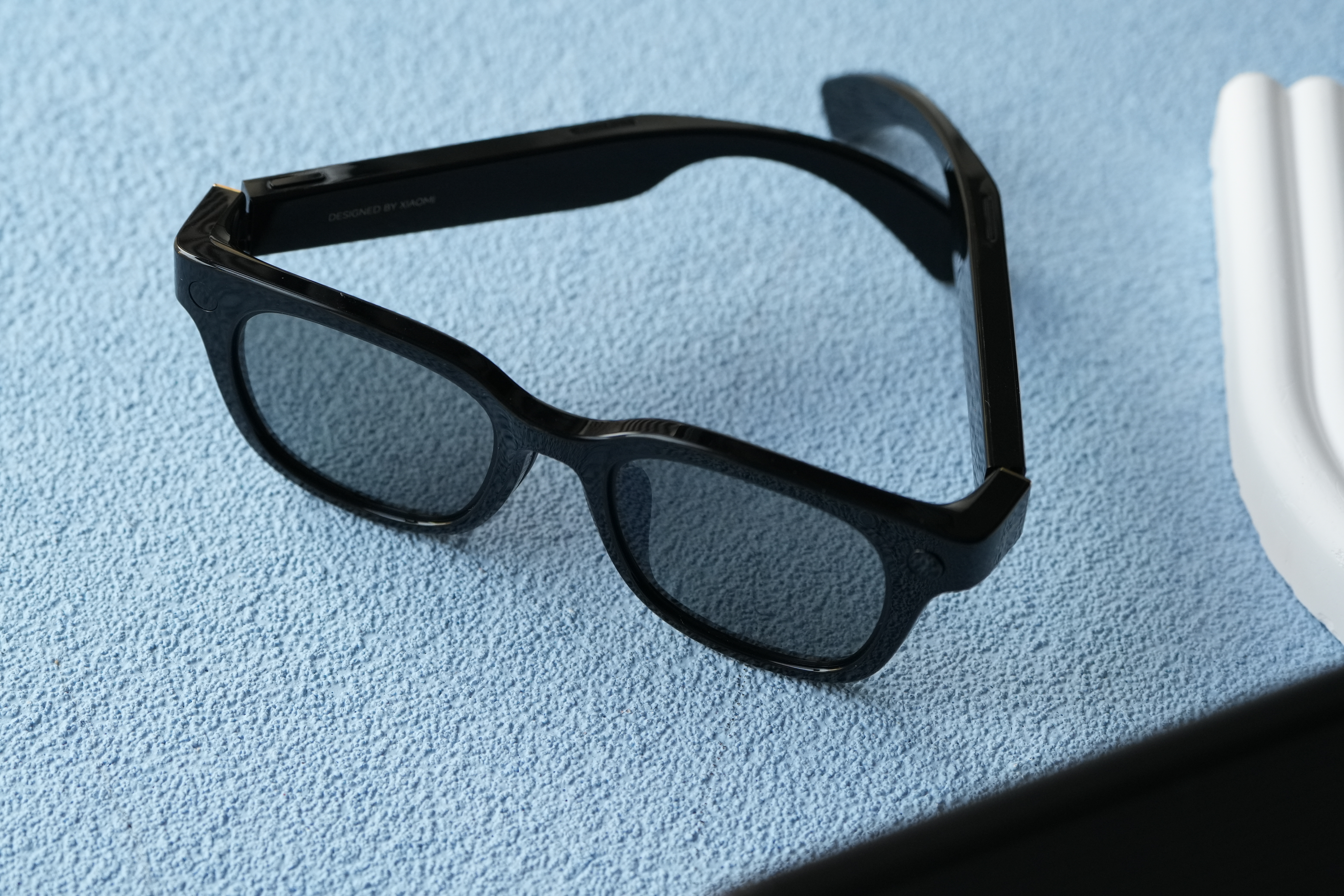 小米AI眼镜 小米AI眼镜来了，这眼镜👓第一眼看上去就是个普通墨镜，是的，它不